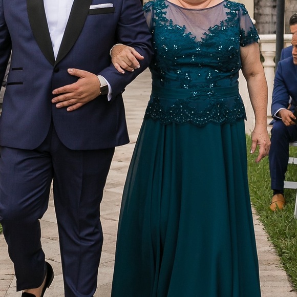 Beautiful dress for any formal occasion - Picture 1 of 8